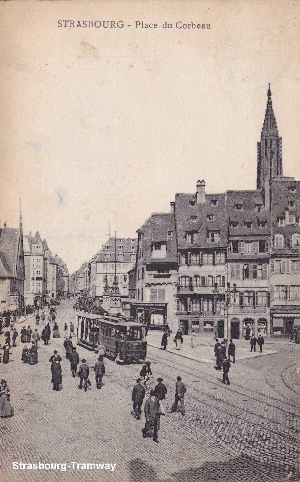 La motrice n° 41 et une baladeuse Place du Corbeau.